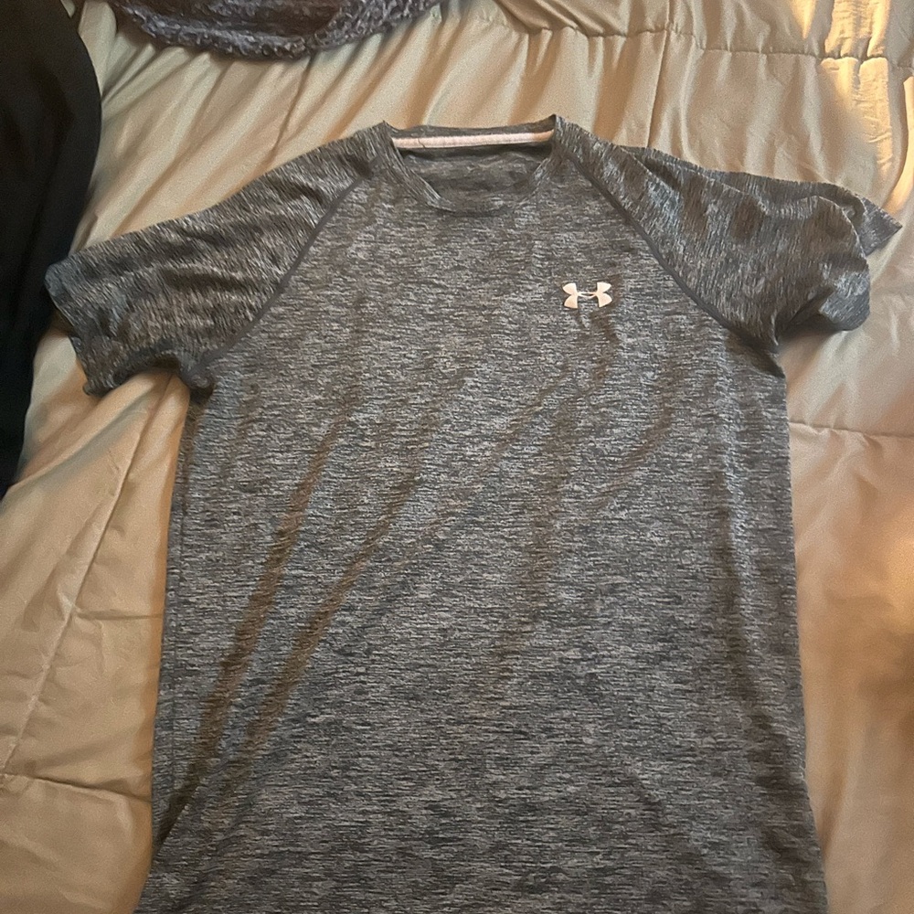 Under Armour Men's Gray Shirt